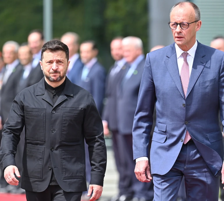 Змінив стиль? Зеленський у Берліні з'явився у незвичному блейзері. Фото