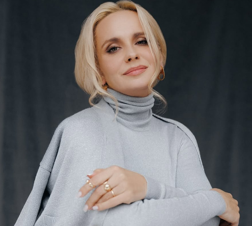 Чотири змісти жити: Ребрик показала цілунки з чоловіком на вокзалі та обійми з доньками. Фото