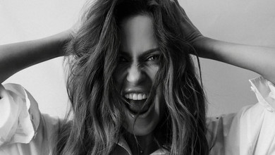 Маски злітають, бажання стихають: Денисенко попозувала для ч/б фото та поміркувала про справжню сміливість