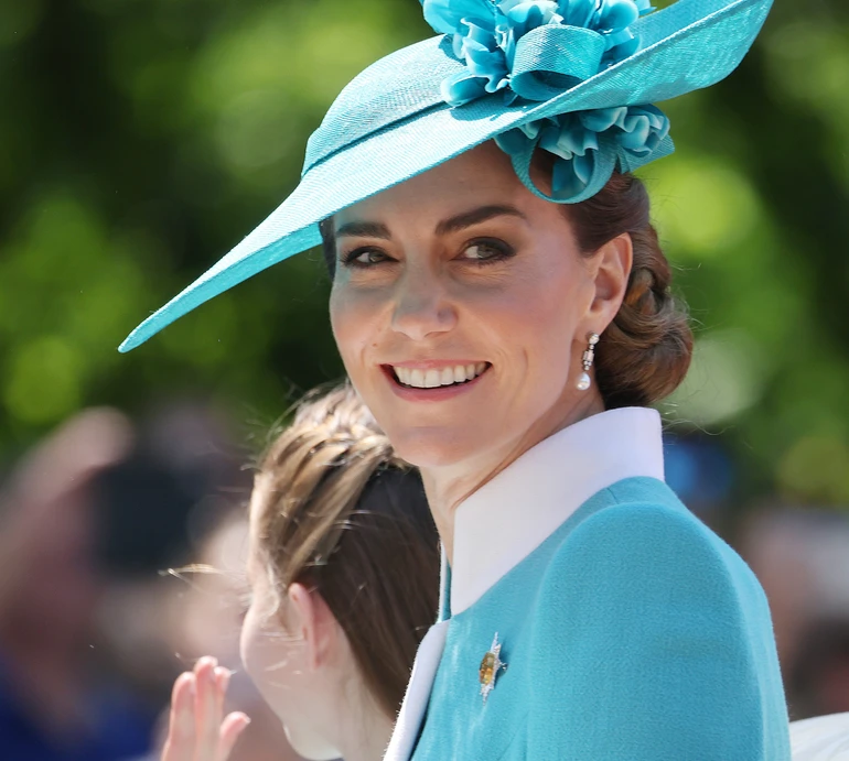 Міддлтон в аквамариновій сукні від улюбленого бренду леді Ді відвідала парад на честь короля. Фото