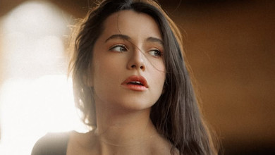 Соловій у яскравій мінісукенці похизувалась оновленою зачіскою. Фото