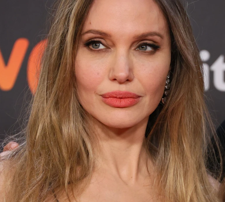 Оксамитовий мінімалізм: Джолі на фестивалі в Іспанії оголила плечі в чорній сукні до підлоги. Фото