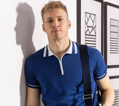 Бакланов у самих боксерах похвалився рельєфним тілом у спокусливій рекламі парфумів. Фото