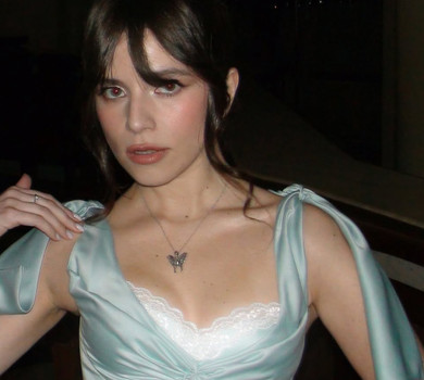 Соловій у будуарній сукні зі шворками на спині і животі позваблювала поглядом заради фото