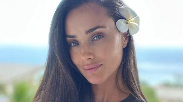 Мішина у купальнику повигиналася коло басейну та поміркувала, навіщо з'явилися жінки. Відео