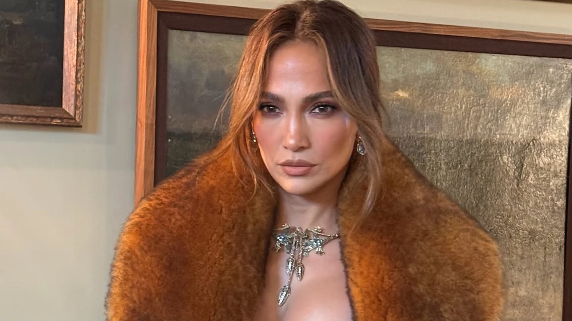 Бохо-шик та хутро: Лопес у розкішній накидці Dolce&Gabbana влаштувала фотосет на сходах