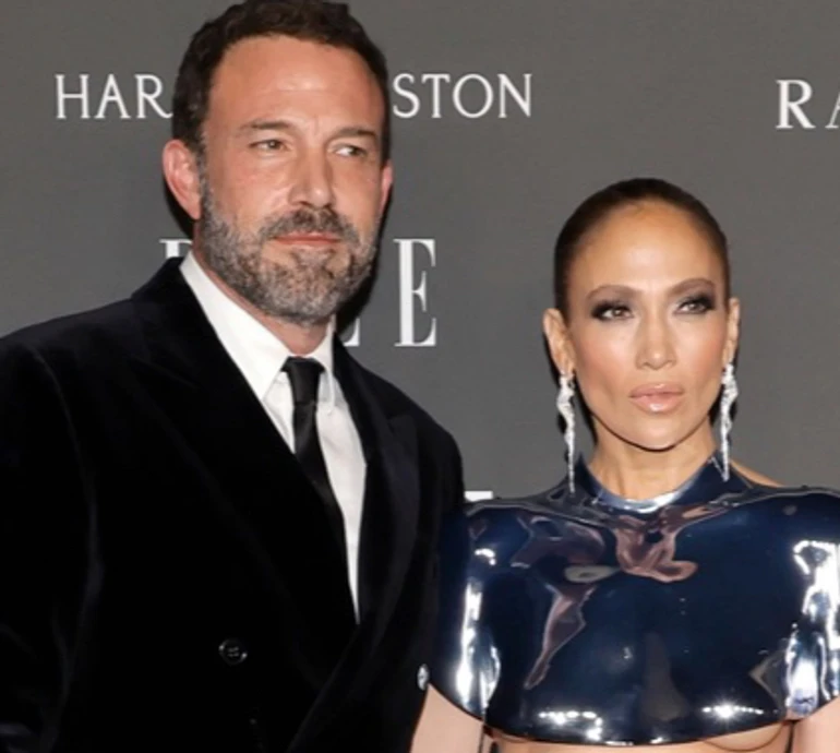 Аффлек в оксамиті зацілував на хіднику Лопес із ледь прикритими металом грудьми. ФОТО