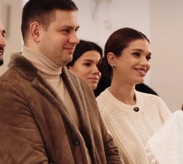 Особливий день: Саша Бо з чоловіком похрестили тритижневу дочку. ВІДЕО