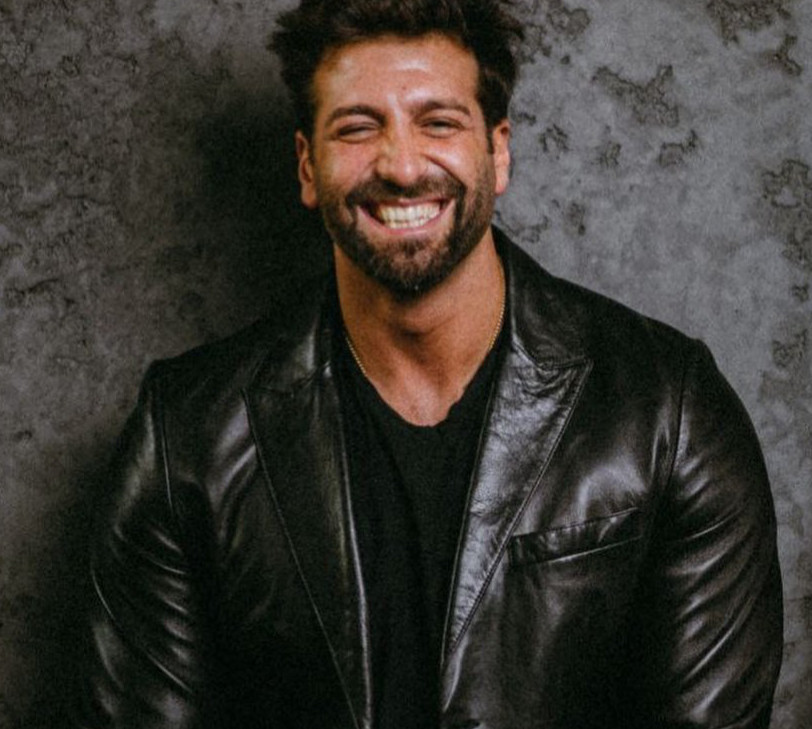 Салем показав, як 6 годин бив на спині українську ДНК. Відео