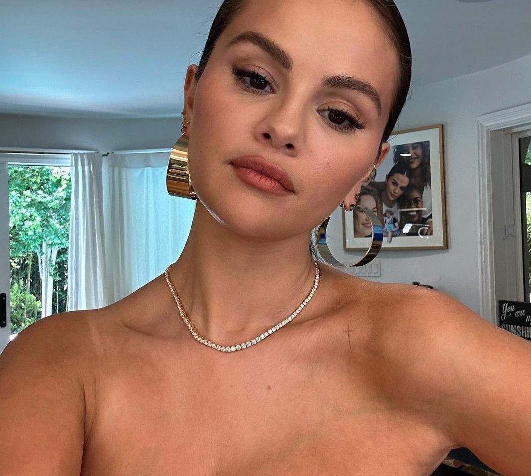 Я не ідеальна: Селена Гомес на фото в купальнику показала, як змінилося її тіло за 10 років