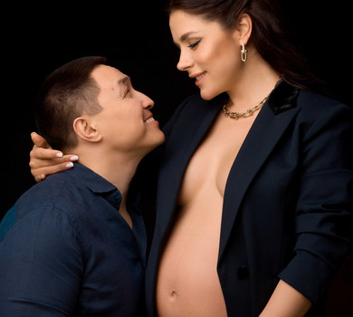 Онуфрійчук оголосила про вагітність та оголила живіт на романтичних фото з чоловіком