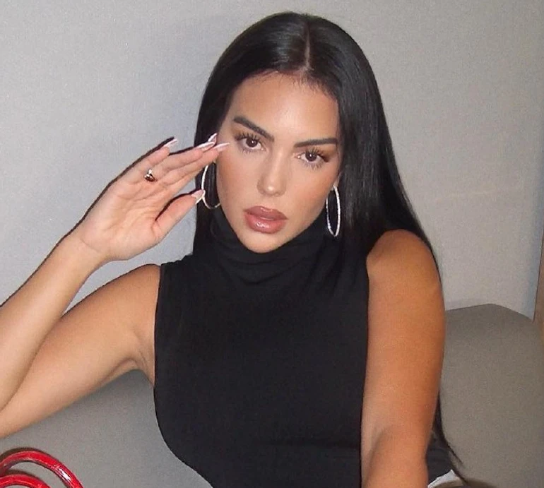 Роналду з нареченою в купальнику поцілувалися та пройшлися пляжем перед камерою. Відео