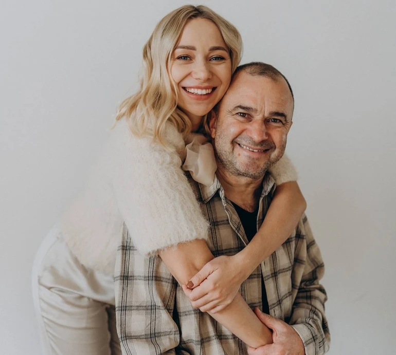 Дружина Павліка пригорнула його для фото і заспівала свою улюблену пісню