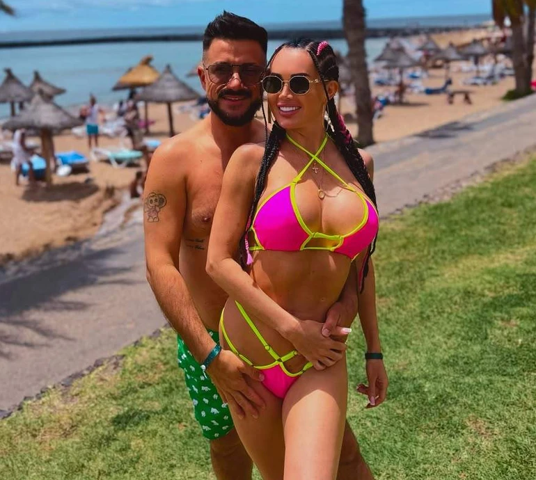 Кохана Налкакіоглу в його обіймах посвітила спокусливими формами на Тенеріфе. Фото