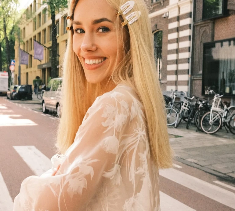 Квіткова у напівпрозорому луці від Сільченко ефектно попозувала в Амстердамі. Фото