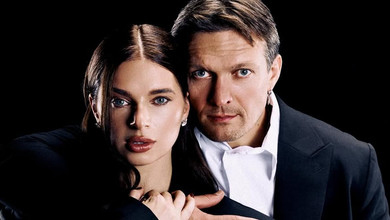 Усик у класичному костюмі пригорнув до себе кохану в маскулінному образі для інтимних фото