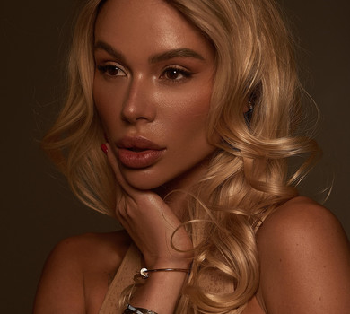 Гарна традиція: ексдружина Гусєва показала, як дочка і син ліплять імбирне печиво, та дала рецепт