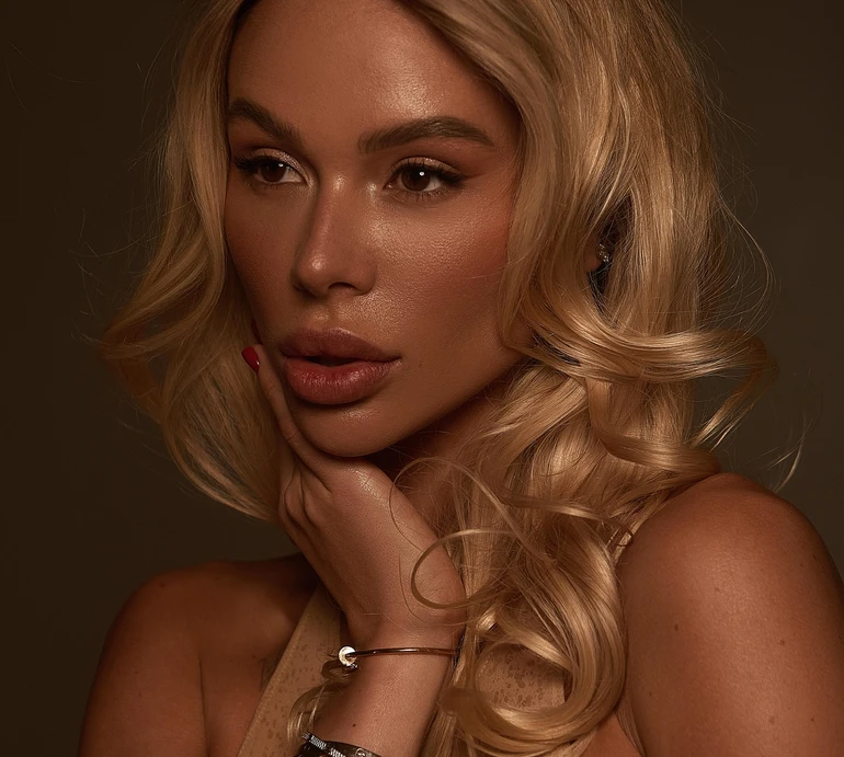 Гарна традиція: ексдружина Гусєва показала, як дочка і син ліплять імбирне печиво, та дала рецепт