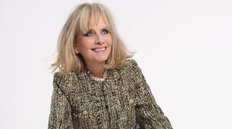 Справжня ікона: 76-річна Твіггі у пальто зі зміїним принтом та бахромою попозувала для реклами Burberry. Фото