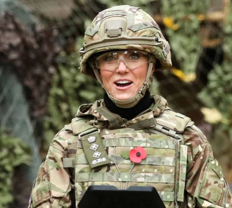 Міддлтон у камуфляжі поводила бронеавто, покерувала дроном та підвищила поні у званні