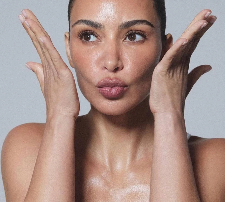 Кардашян у спідньому власного бренду посвітила рельєфним пресом і соковитими стегнами