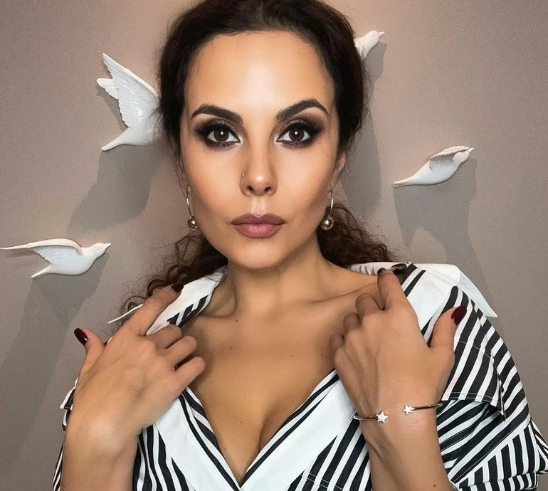 Неідеальна Каменських виставила бюст у рожевих рюшах та поміркувала про стандарти краси