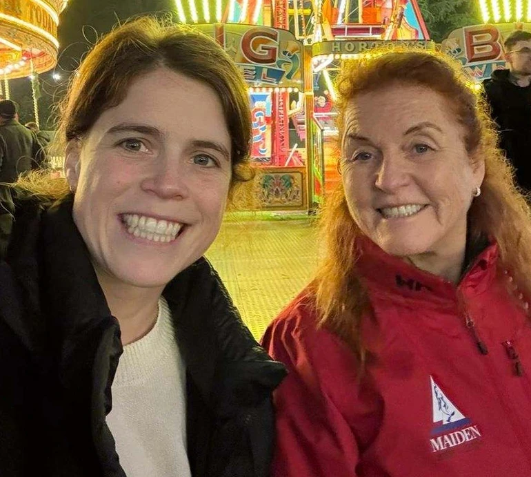 Відлік до Різдва розпочато: принцеса Євгенія з мамою і синами повеселилися на зимовому ярмарку в Віндзорі. Фото, відео