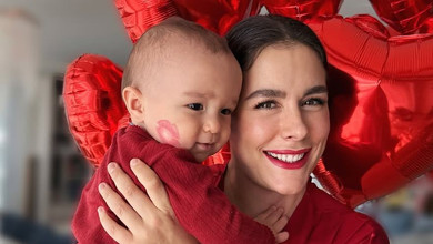 Онуфрійчук наробила ніжних селфі з 11-місячним сином і показала його найпершу листівку для прабабуні