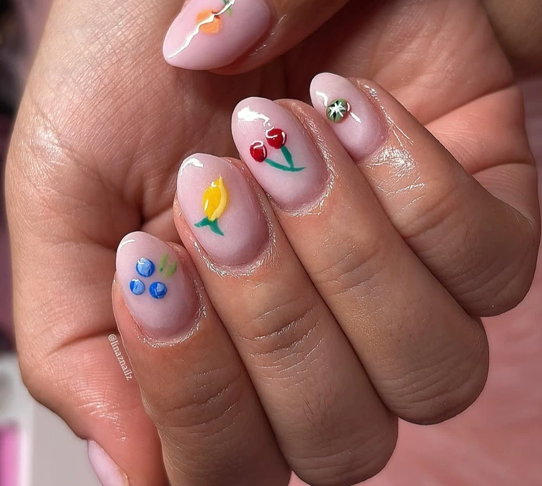 Фрукти, морозиво та желе: найсмачніші варіанти манікюру на літо 2025. Фото