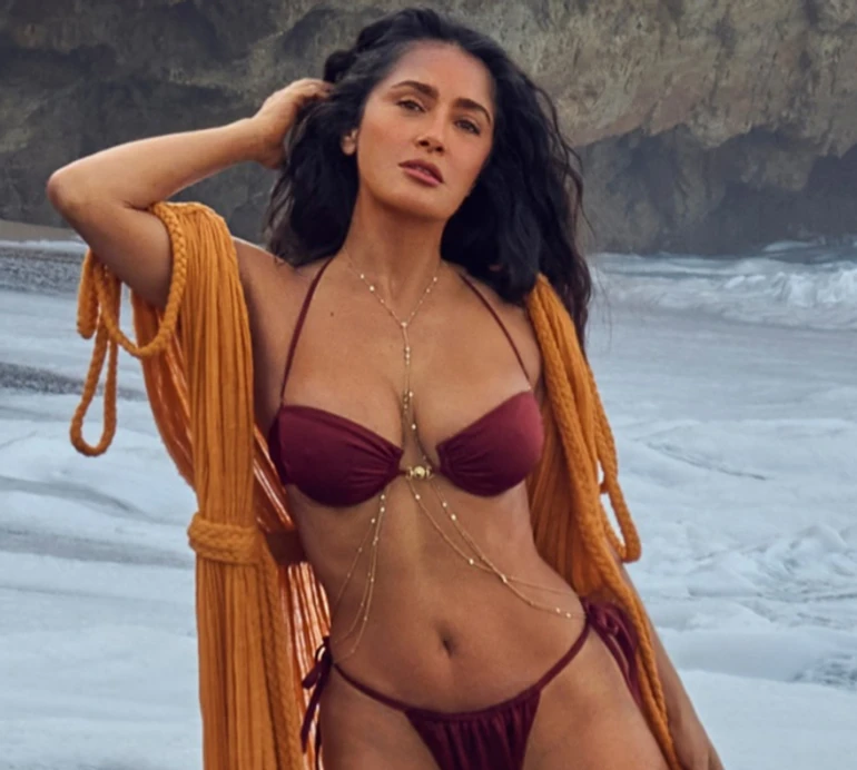 Трусики-кольчуга та обтисле мереживо: 58-річна Хаєк показала ще більше фото з гарячої зйомки в бікіні