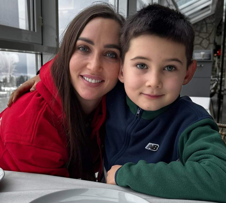 Різатдінова зазнімкувала сина в аеропорту та показалася з ним у літньому кежуалі