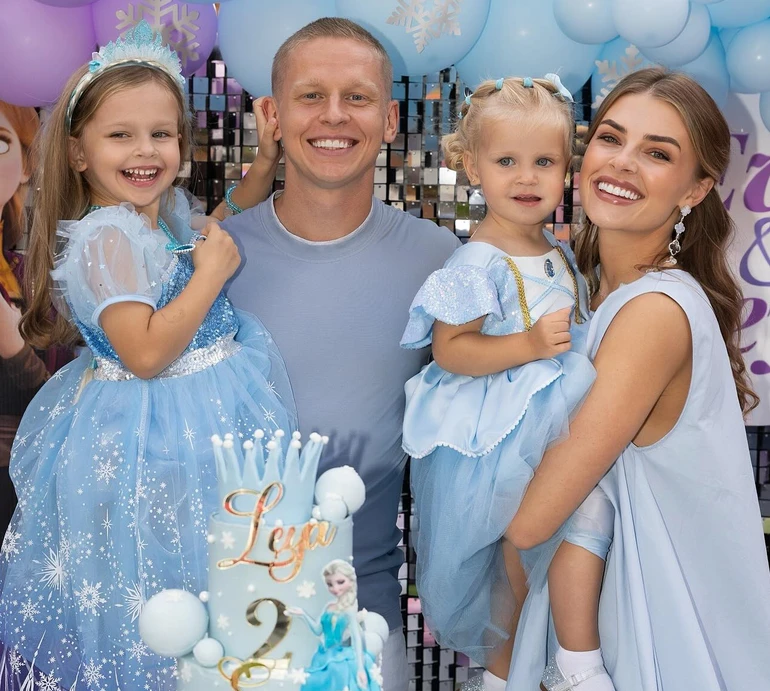 Все блакитне і торт з короною на двох: Зінченки показали, як святкували дні народження обох дочок. Фото