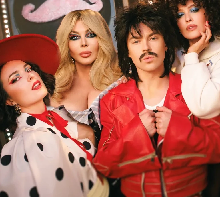 Пивоваров у диско-луці, Білик у корсеті та Астаф'єва в спідньому опинились у 80-х і потанцювали у клубі. Відео