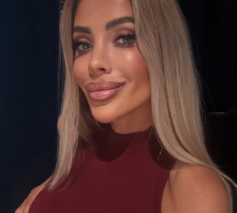 Крук у басейні показала рідкісне фото з коханим і поміркувала про жіночий хейт