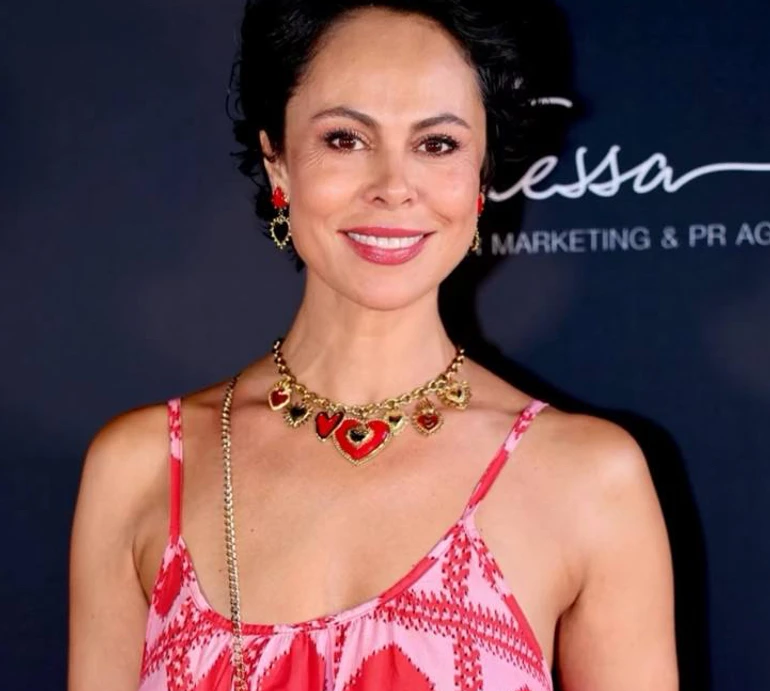 Ексдружина Кличка в розцяцькованій серцями сукні епатувала аутфітом на гламурному заході