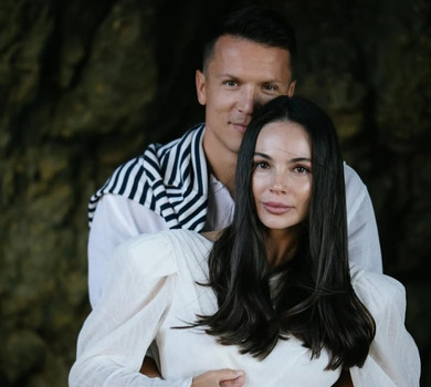 Дружина Коноплянки пляжними фото привітала його і себе з народинами