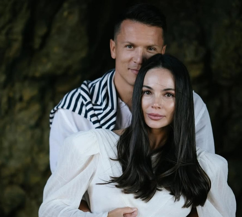 Дружина Коноплянки пляжними фото привітала його і себе з народинами