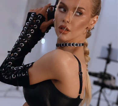 Міс Апанасенко у куцих шортах та зі зброєю уявила себе Ларою Крофт. Відео