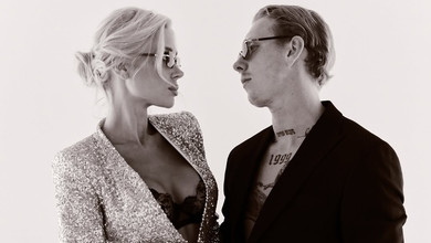 Конопля пригорнув дружину у ліфі для пристрасних фото і грайливо поцілував її ніжку