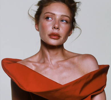 Наче скульптура: Кароль у червоному міні з фактурним коміром посвітила ніжками та покривлялася на камеру