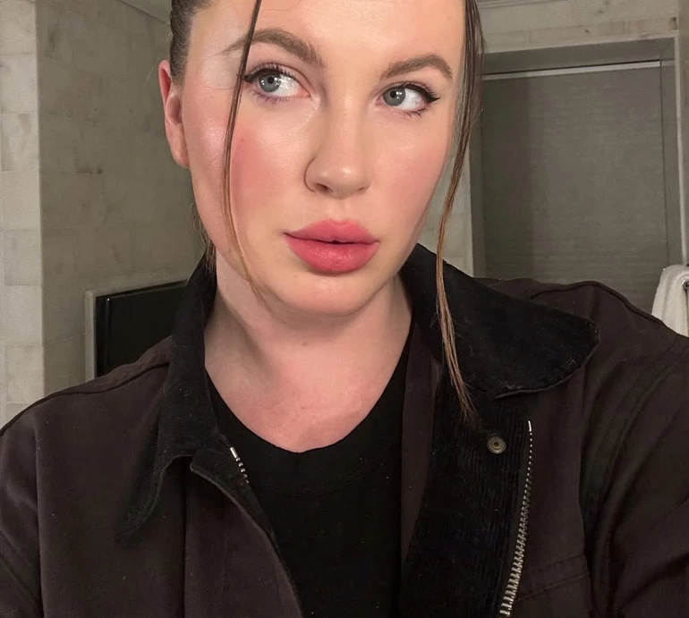 Донька Болдуїна та Бейсінгер показала 72-річну красуню-маму на рідкісному сімейному фото