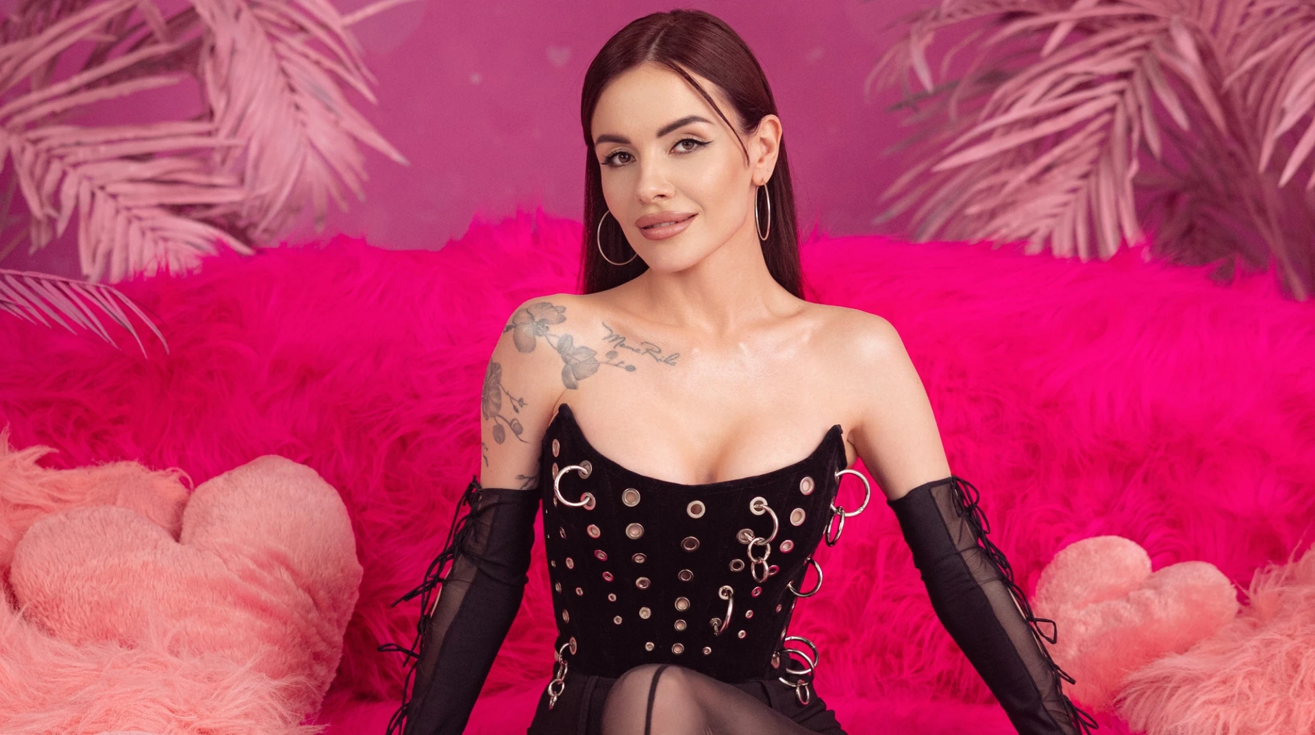 Жінка сама вирішує: MamaRika влаштувала кастинг чоловікам у кліпі зі спокусливими танцями. Відео