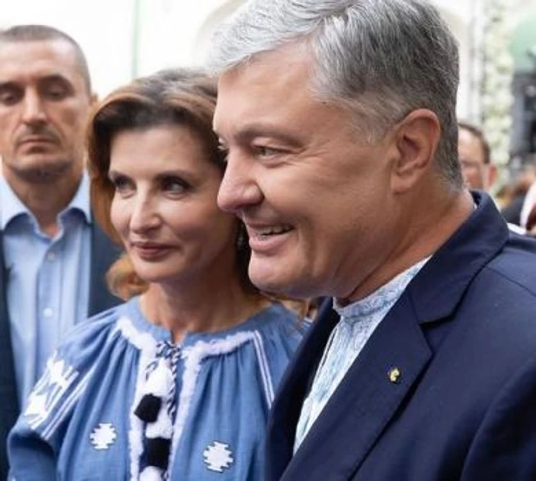 Життя з прекрасною жінкою: Порошенко у річницю шлюбу показався з дружиною коло фонтану