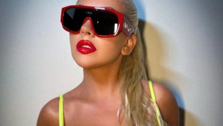 Крістіна Агілера посвітила соковитими принадами в купальнику