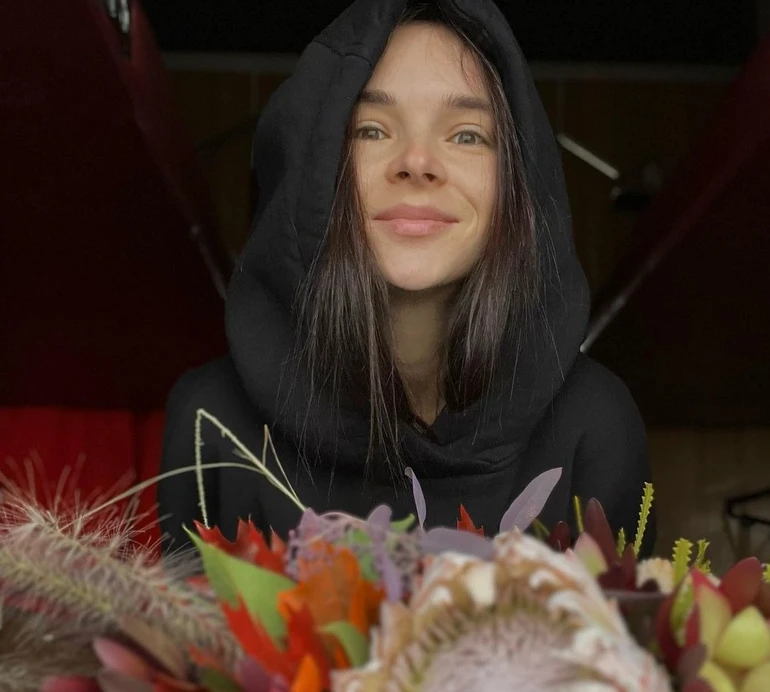 Фантастична жінка Мірошниченка поїхала мовчати, а він влаштував їй сюрприз у холодному й брудному потязі