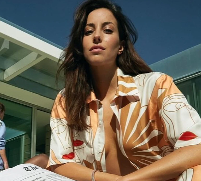 Дівчина Пітта в літньому оверсайзі на голе тіло попозувала з парубками для модного кампейну