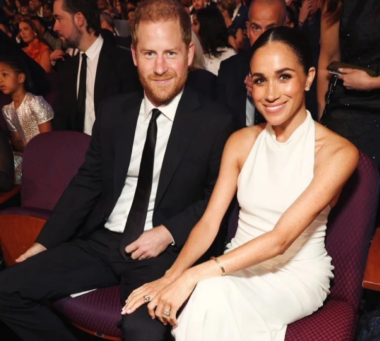 Мейк від того ж візажиста і схожа сукня: Маркл відтворила свій весільний образ для урочистої події