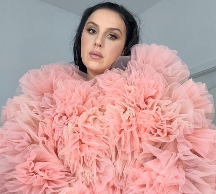 Б'юті-рутина, яскраві луки та сімейні моменти: Джамала на теплих фото показала, як минув її березень