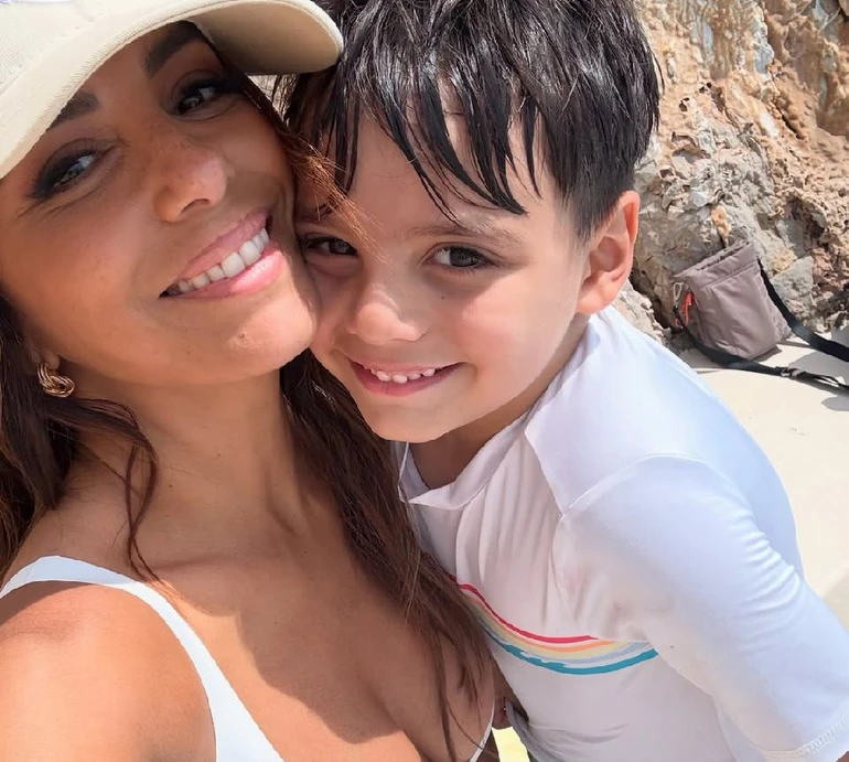 Так тебе люблю: Лонгорія у день 7-річчя сина замилувала теплими обіймами на пляжі