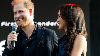 Маркл у коштовних прикрасах та сукні з голою спиною засвітилася з принцом Гаррі на сцені концерту Костнера. Фото